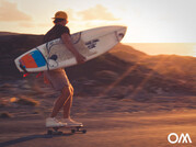 Con el monopatín al surf spot La Pared