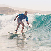 Estudiante de surf en la ola verde