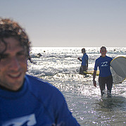 surfistas felices