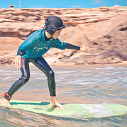 Niños surfeando en Fuerteventura