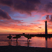 Pintoresca puesta de sol en el spot de surf Cruz Roja