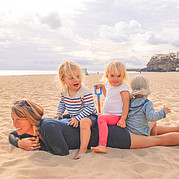 Familia con niños en la playa de Morro Jable