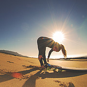 Yoga ligero antes del curso de surf