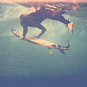Surf, surfista hace duck dive