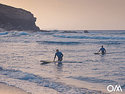Surfistas al atardecer en La Pared