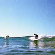 surfear, surfista en la ola
