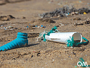 Botella de plástico en la arena