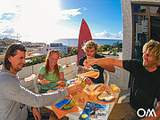 Desayuno con vista al mar en el balcón de nuestro Surf camp Casa Alberto.
