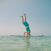 Parada de cabeza en SUP